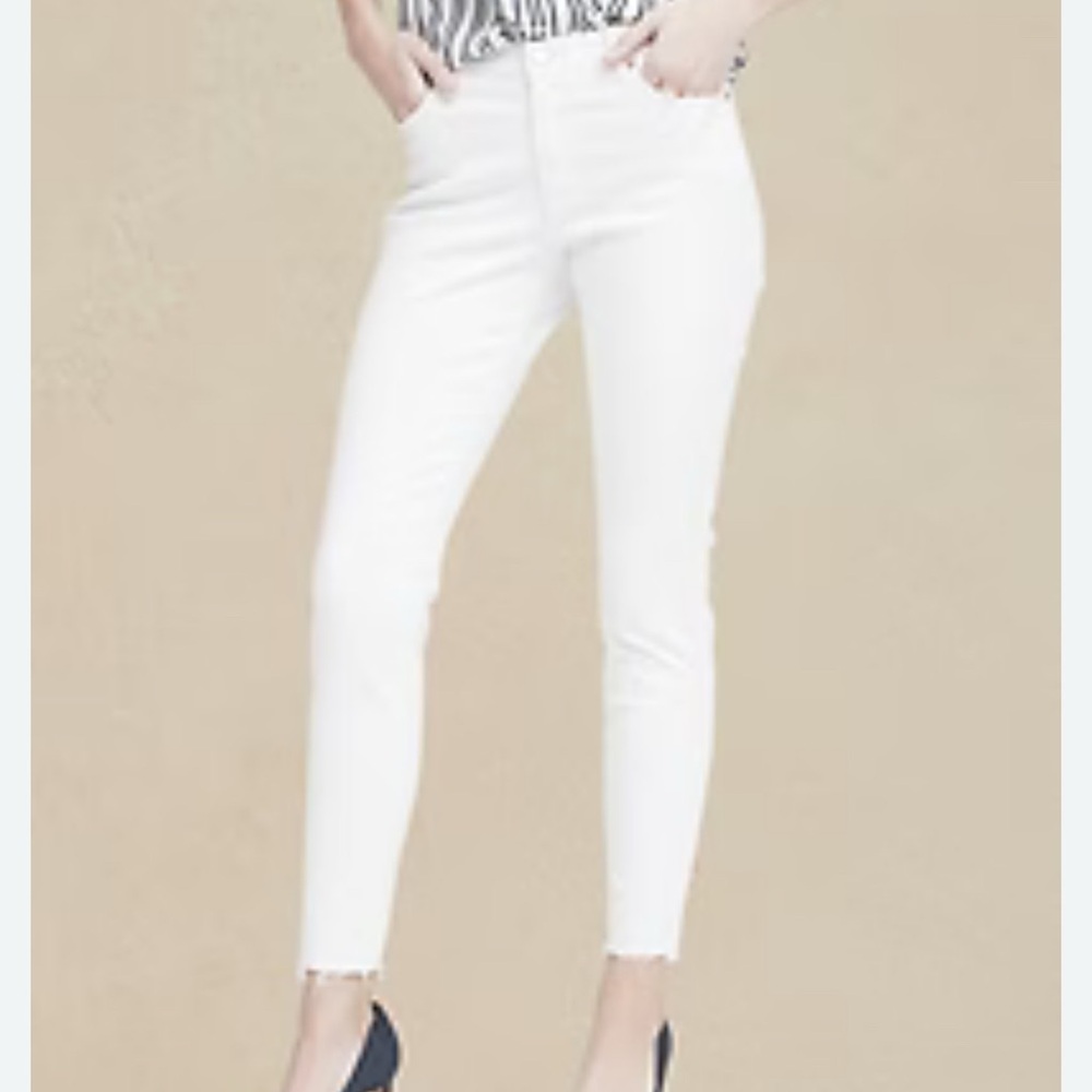 Sleek White Skinny Jeans with Streamlined Fit
